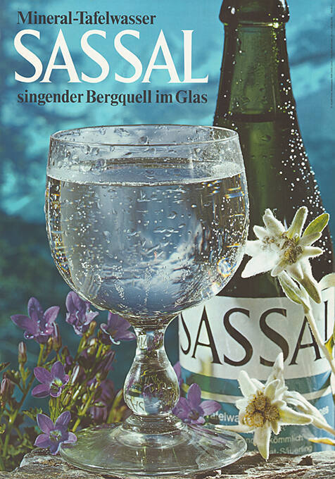 Mineral-Tafelwasser Sassal, singender Bergquell im Glas